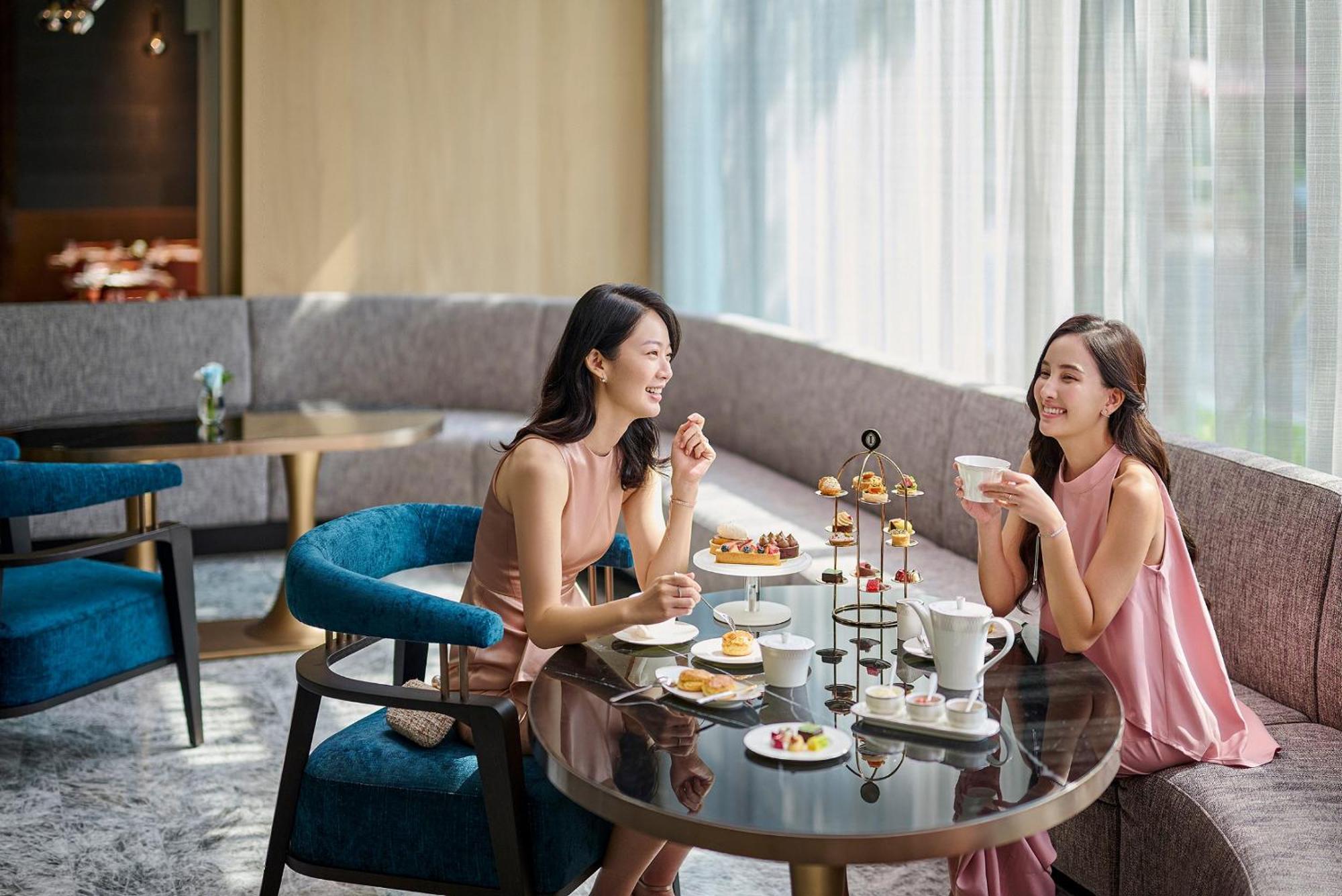 Intercontinental Kaohsiung By Ihg Hotel Eksteriør billede Afternoon tea at The Lounge, The Landmark, Hong Kong