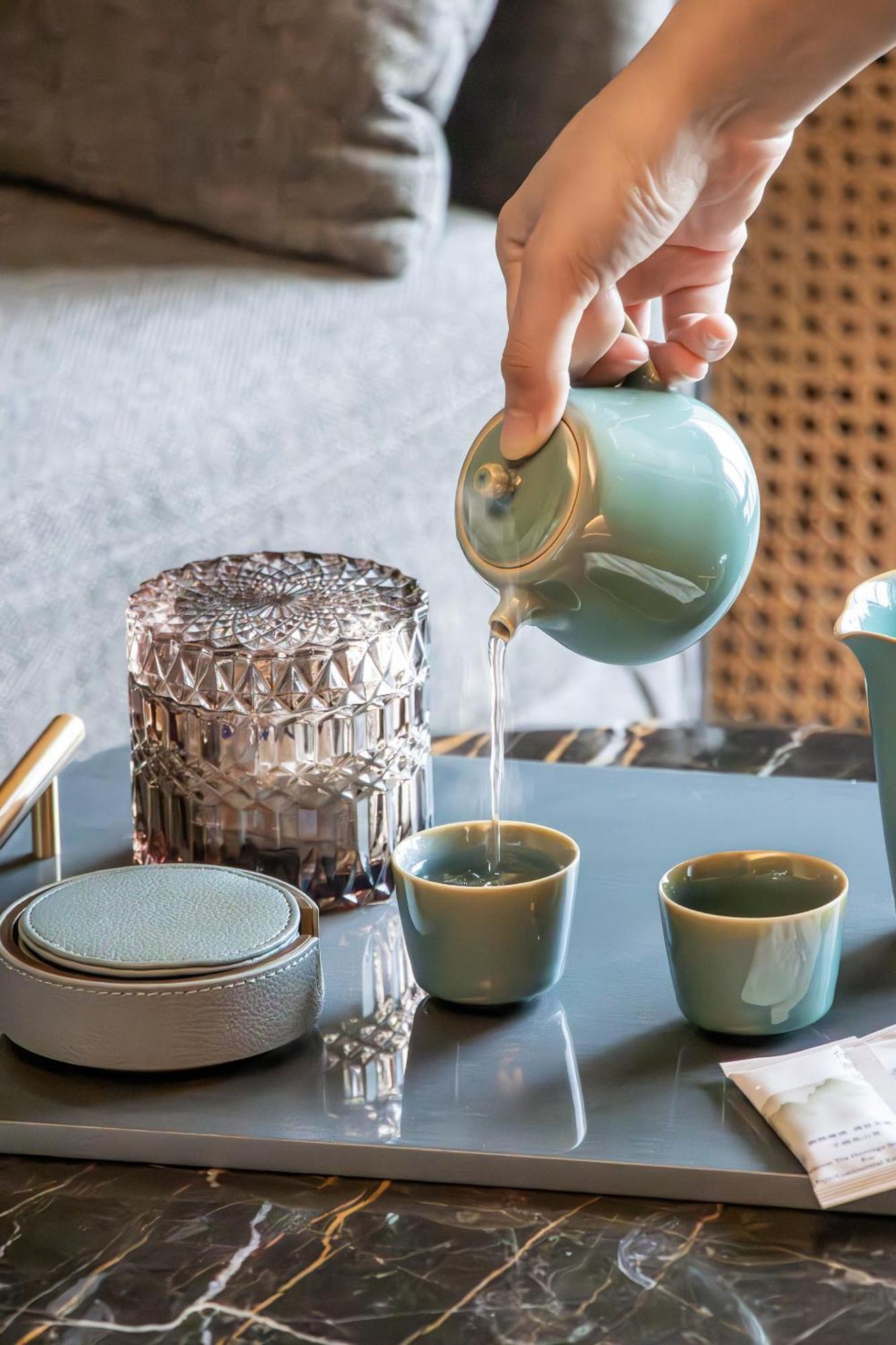Intercontinental Kaohsiung By Ihg Hotel Værelse billede Tea being poured into a teacup
