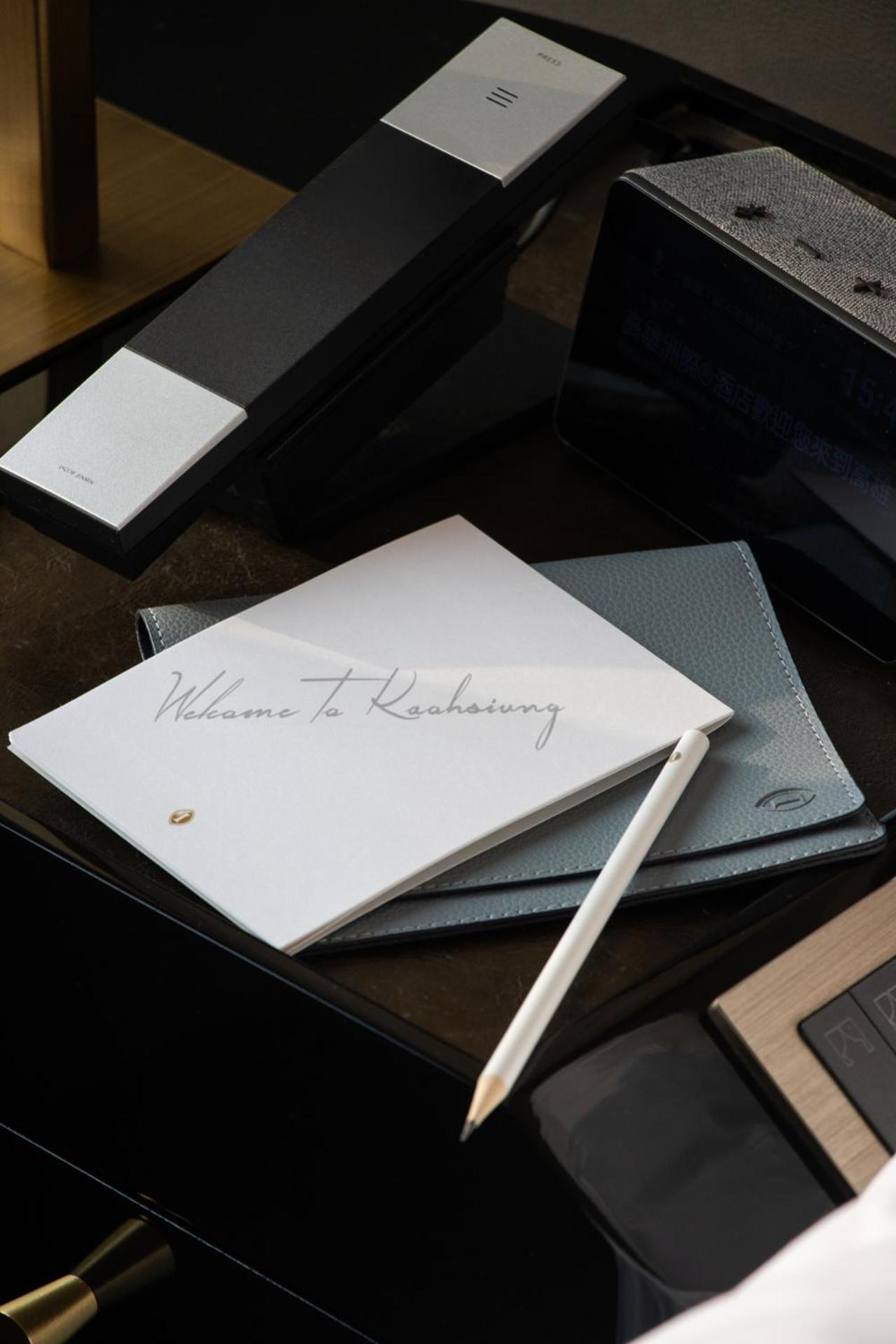 Intercontinental Kaohsiung By Ihg Hotel Eksteriør billede Apple Pencil and the Apple Folio