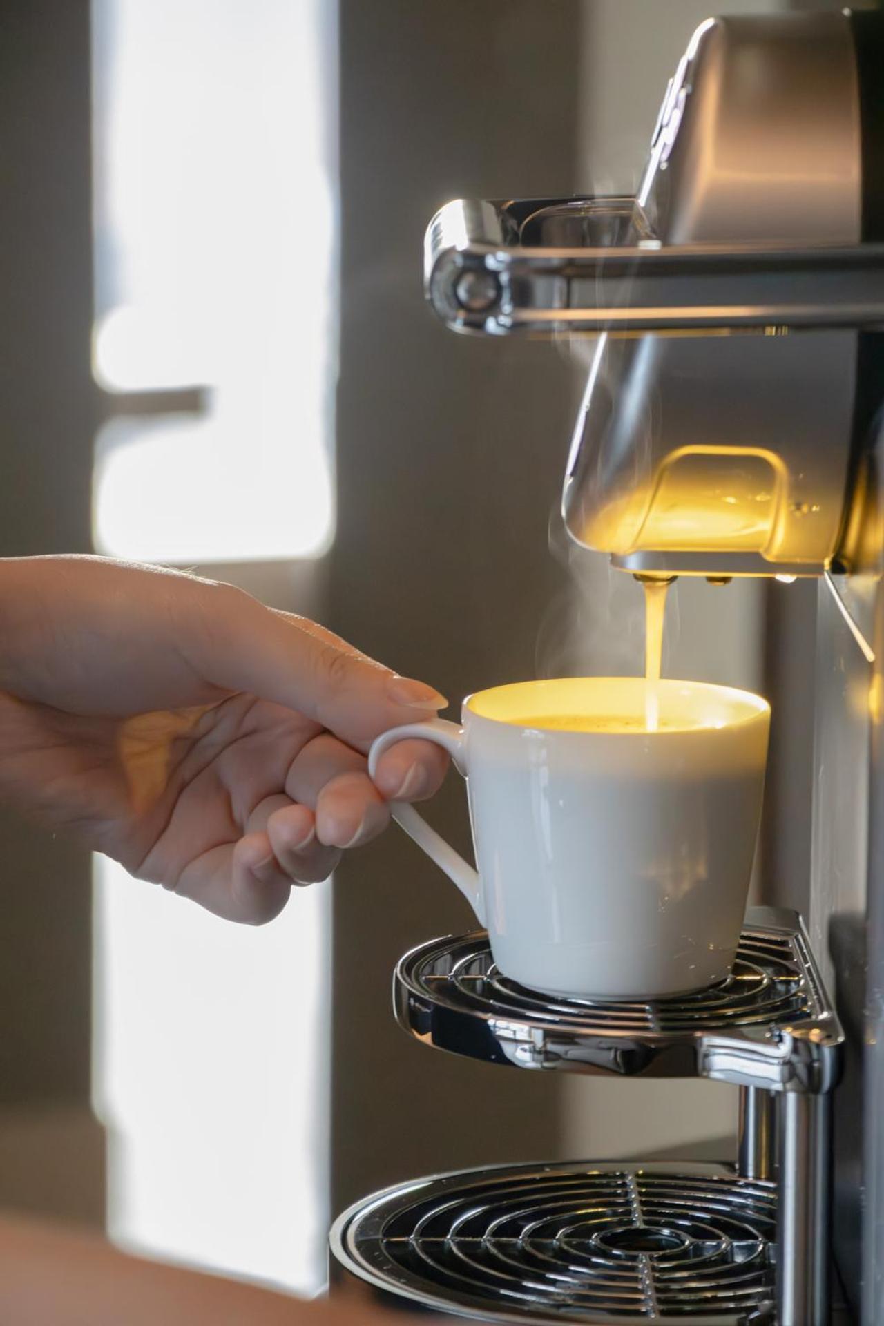 Intercontinental Kaohsiung By Ihg Hotel Værelse billede A coffee machine