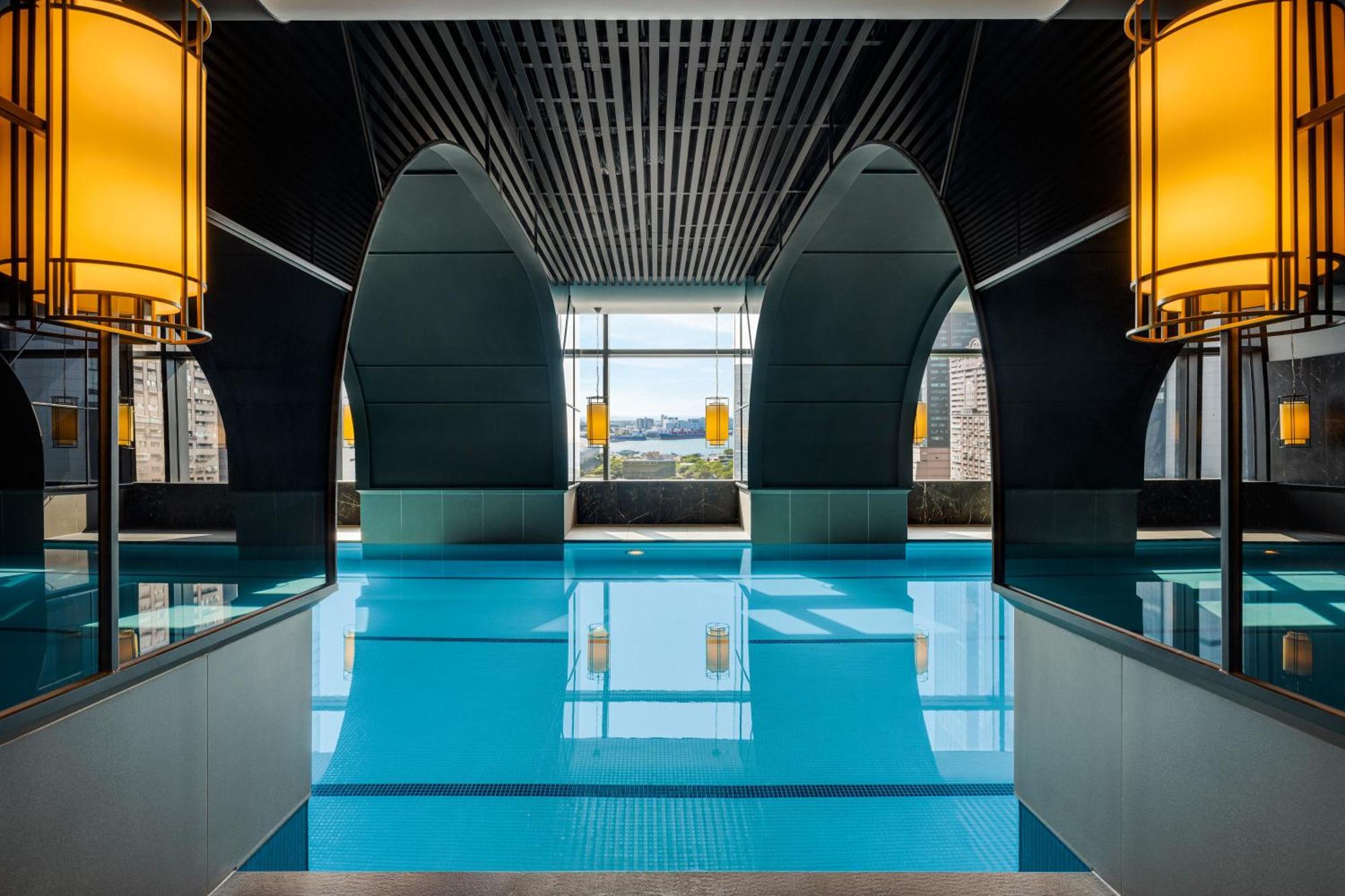 Intercontinental Kaohsiung By Ihg Hotel Eksteriør billede The pool at the hotel