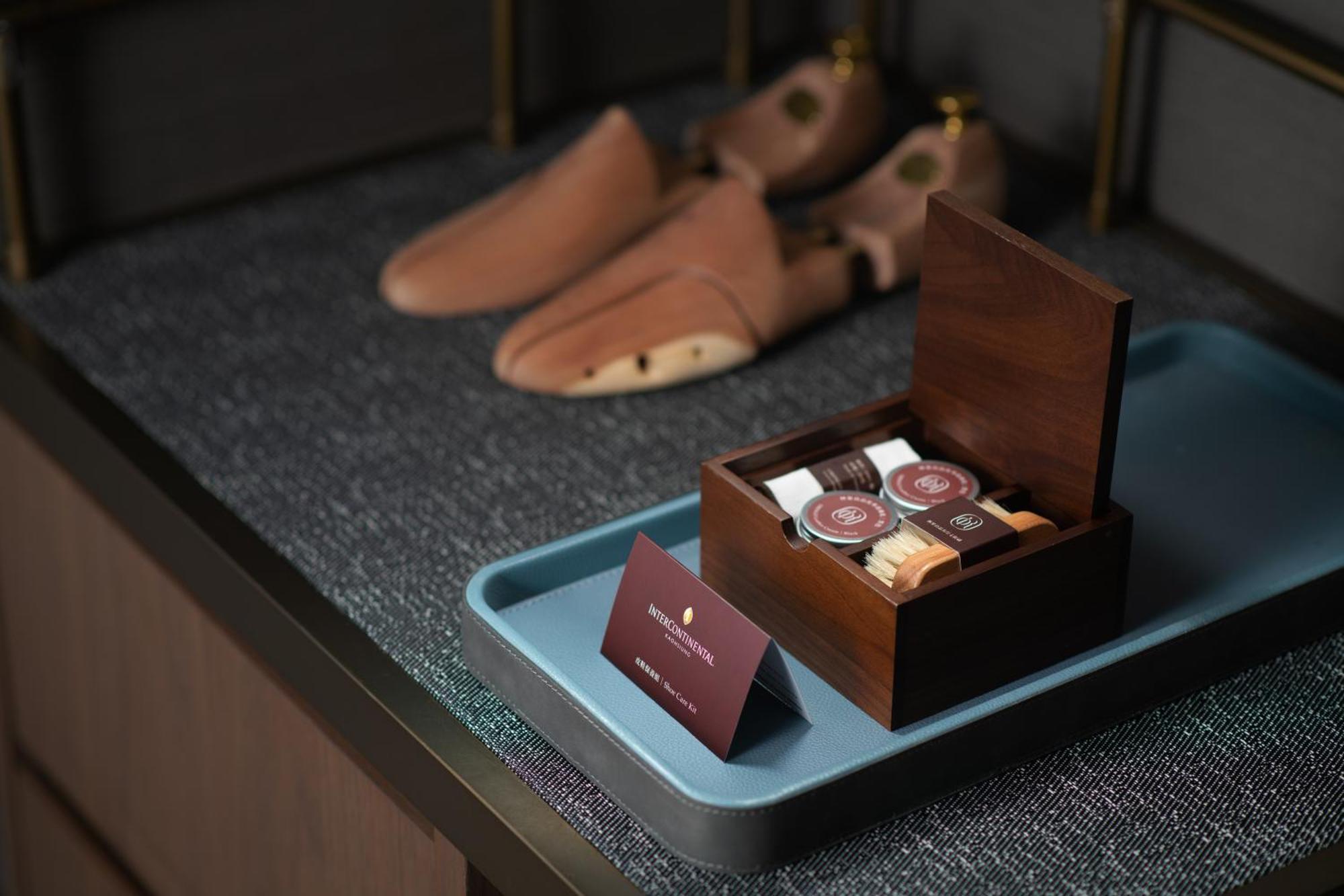 Intercontinental Kaohsiung By Ihg Hotel Eksteriør billede Shoe shine kit